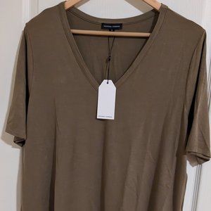 BNWT Universal Standard v-neck tee